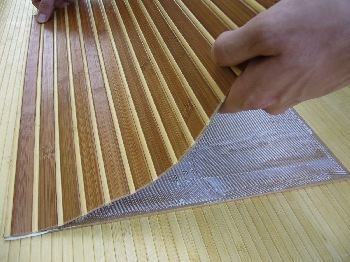a bambusz anyag ráillesztése a hordozó felületre