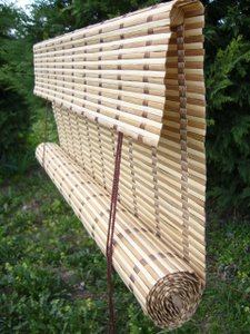 Tenda a rullo in bambù con meccanismo nascosto.